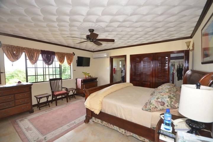 Room 4 of 18