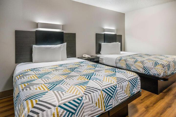 1 Queen Bed (4 of 14)