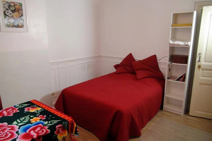 Room 5 of 12