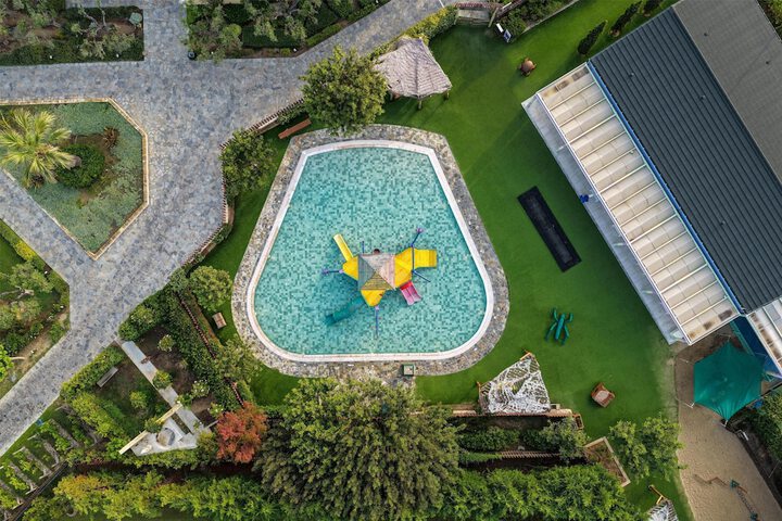 Pool 102 of 245