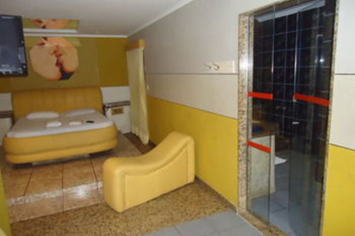 Room 11 of 16