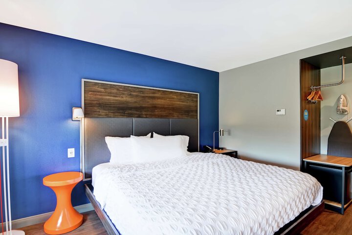 1 King Bed (1 of 12)