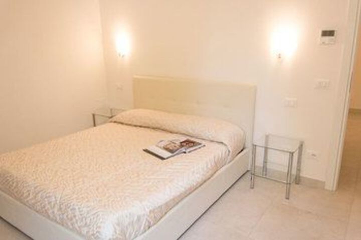 Room 6 of 9