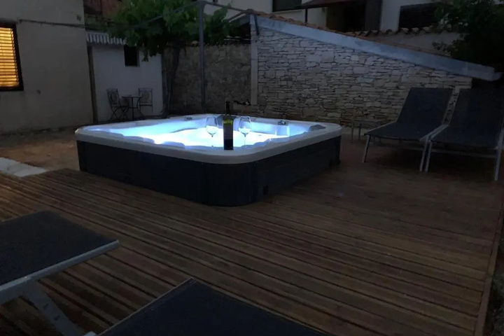 Pool 12 of 23