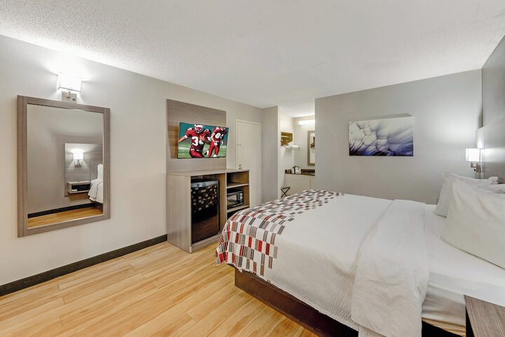 Deluxe King Bed (3 of 7)