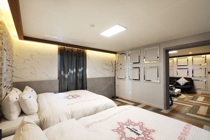 Room 19 of 146
