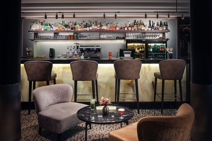 Lounge 63 of 82
