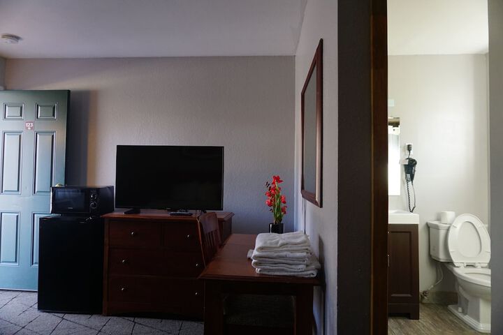 1 King Bed (1 of 4)