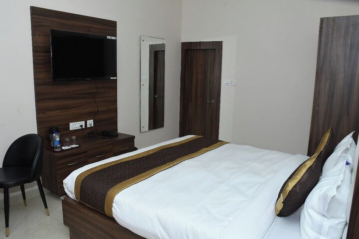 Room 6 of 38