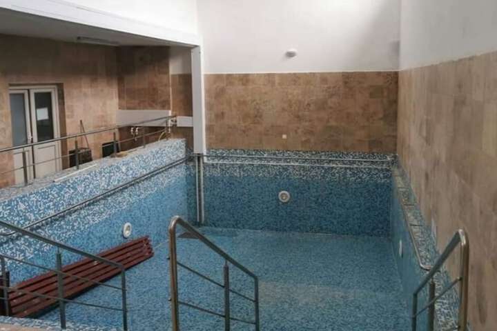 Pool 11 of 18