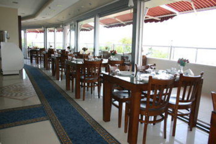 Dining 11 of 15