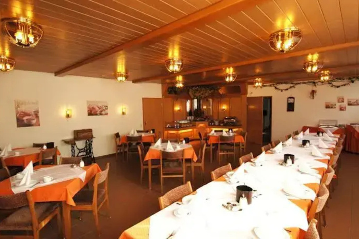 Dining 6 of 8