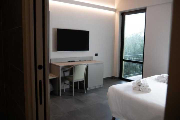 Room 7 of 33