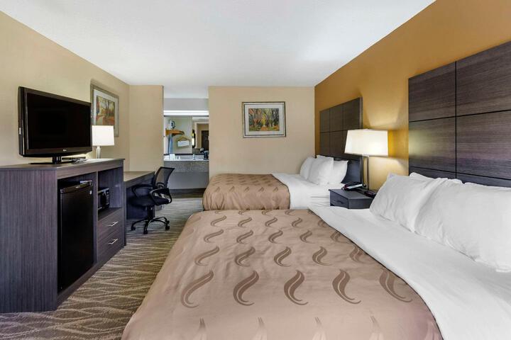 2 Queen Beds (2 of 12)