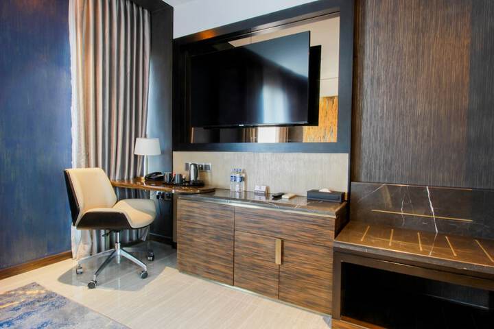 Room 13 of 28