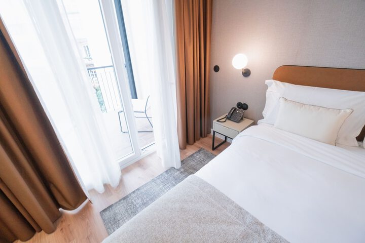 Room 4 of 33