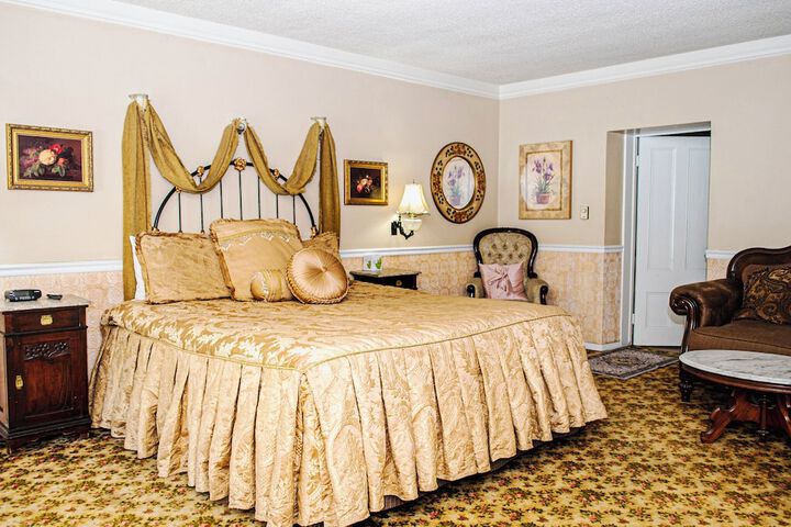 Deluxe King Bed (8 of 24)