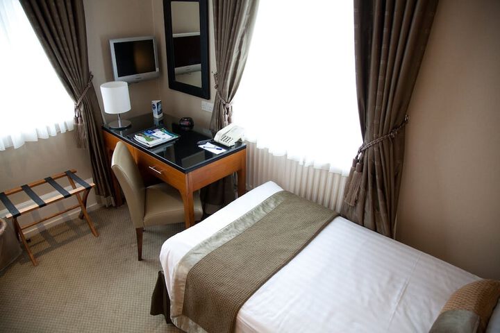 Room 16 of 38