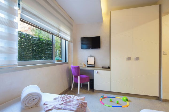 Room 10 of 166
