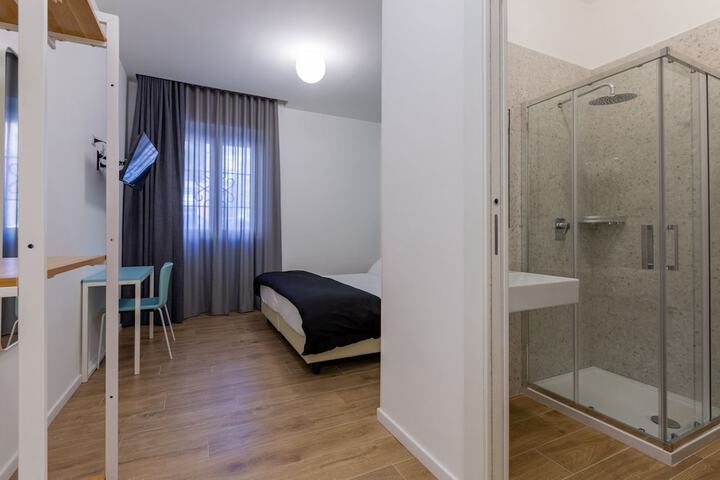 Room 5 of 40