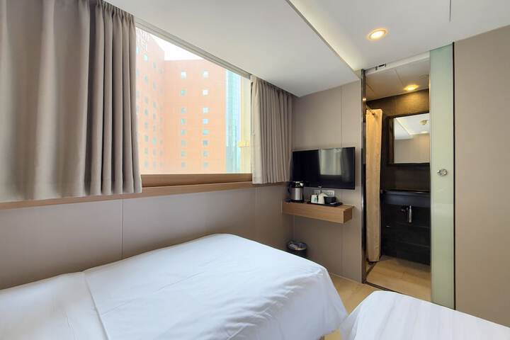 Room 11 of 19