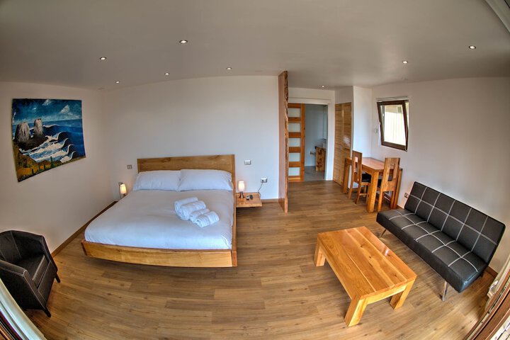 Room 4 of 11