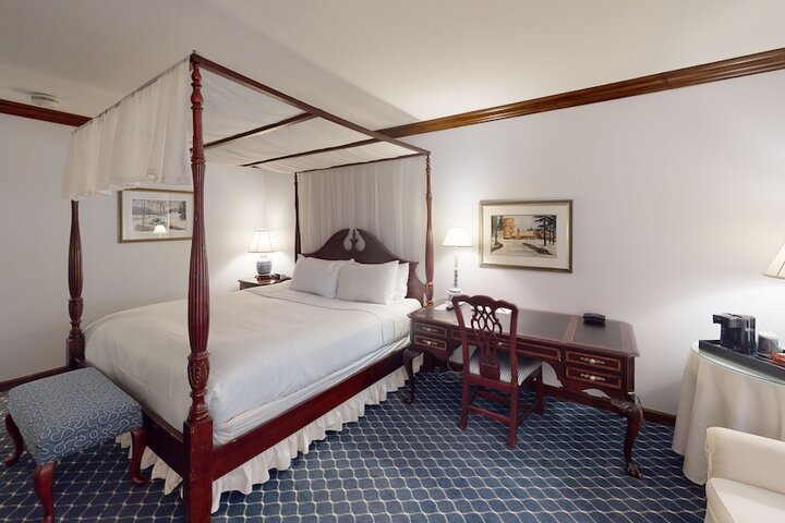 1 King Bed (4 of 8)