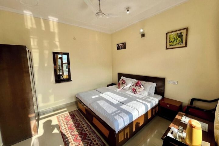 Room 5 of 16