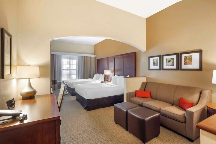 2 Queen Beds and Sofa (6 of 11)