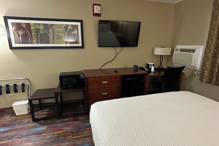 1 Queen Bed (2 of 30)