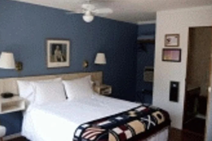 Room 6 of 12