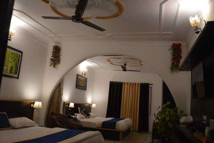 Room 3 of 44