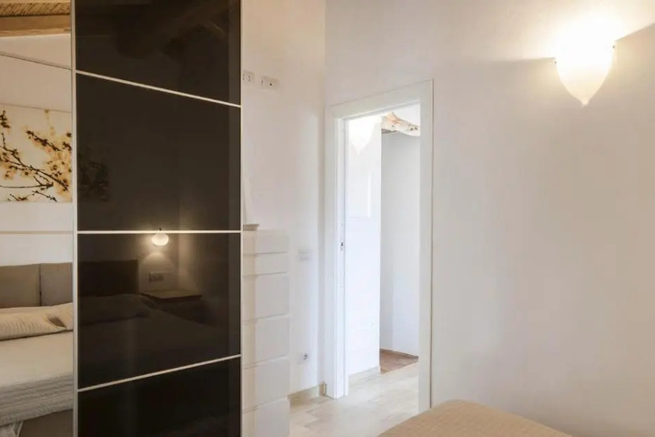 Room 4 of 12