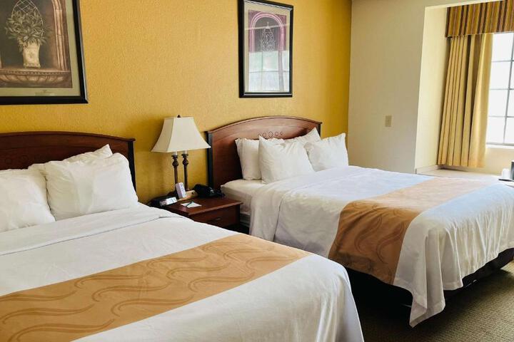 1 Queen Bed (11 of 11)