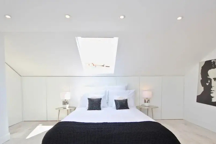 Room 4 of 16