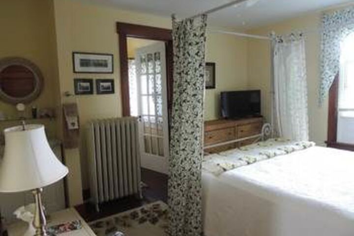 Room 11 of 18