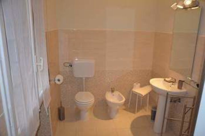 Room 5 of 32