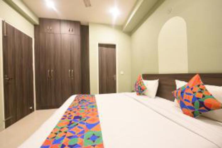 Room 10 of 32