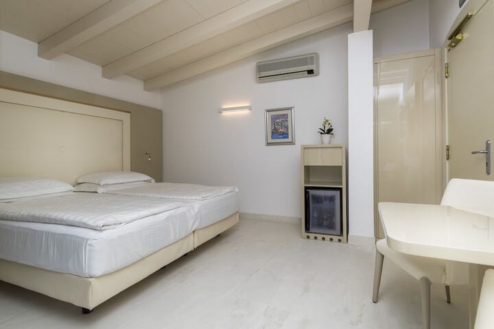Room 34 of 89