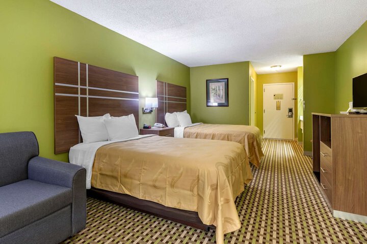 1 Queen Bed Accessible (8 of 13)