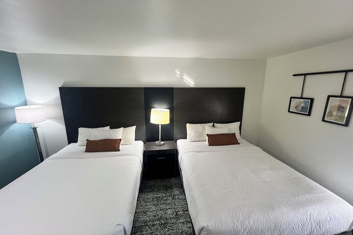 2 Queen Beds (5 of 8)