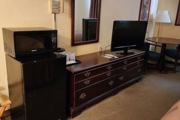 2 Queen Beds (11 of 12)