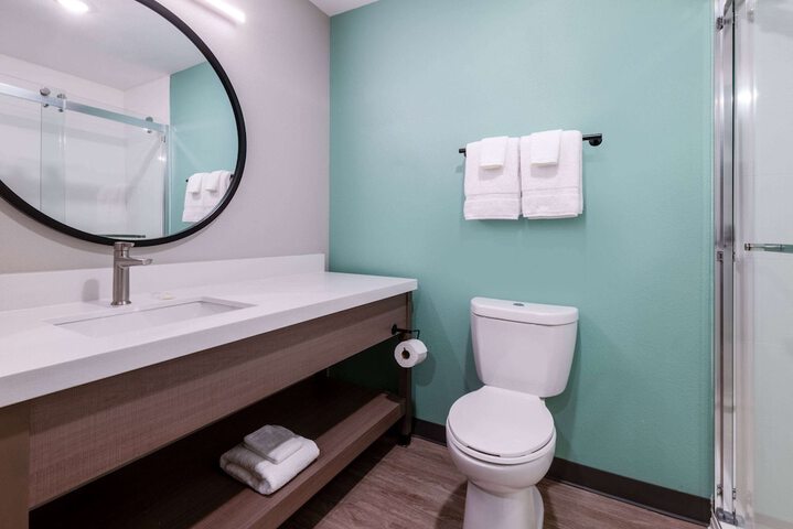 1 Queen Bed Mobility Accessible Bathtub with Grab Bars (8 of 27)