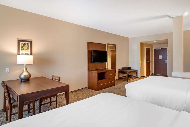 2 Queen Beds (7 of 13)