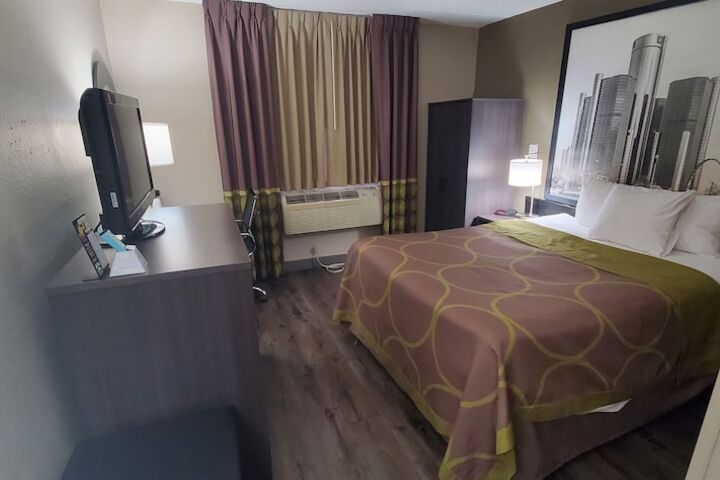 1 Queen Bed Mobility Accessible (7 of 10)