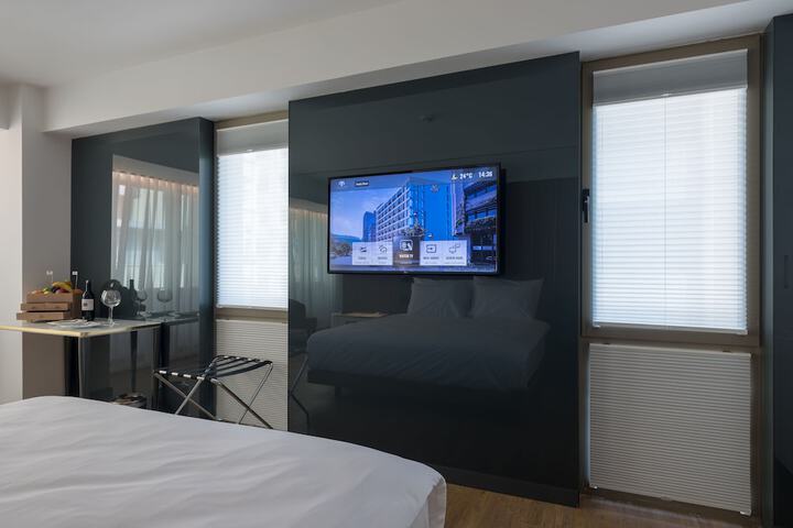Room 16 of 104