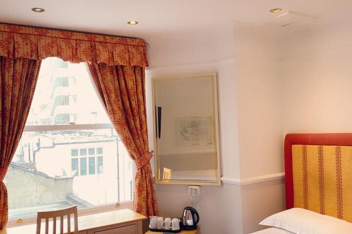Room 16 of 32