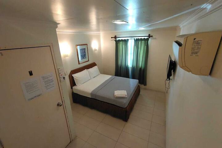 Room 10 of 32