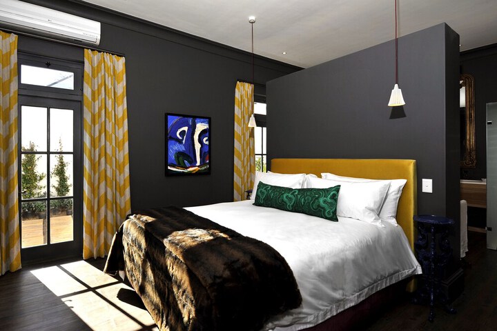 Room 2 of 76