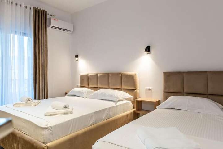 Room 32 of 163